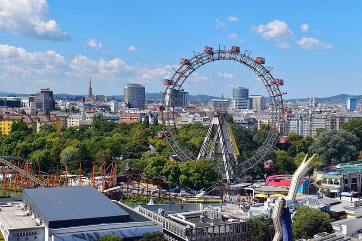 zábavní park s ruským kolem ve městě