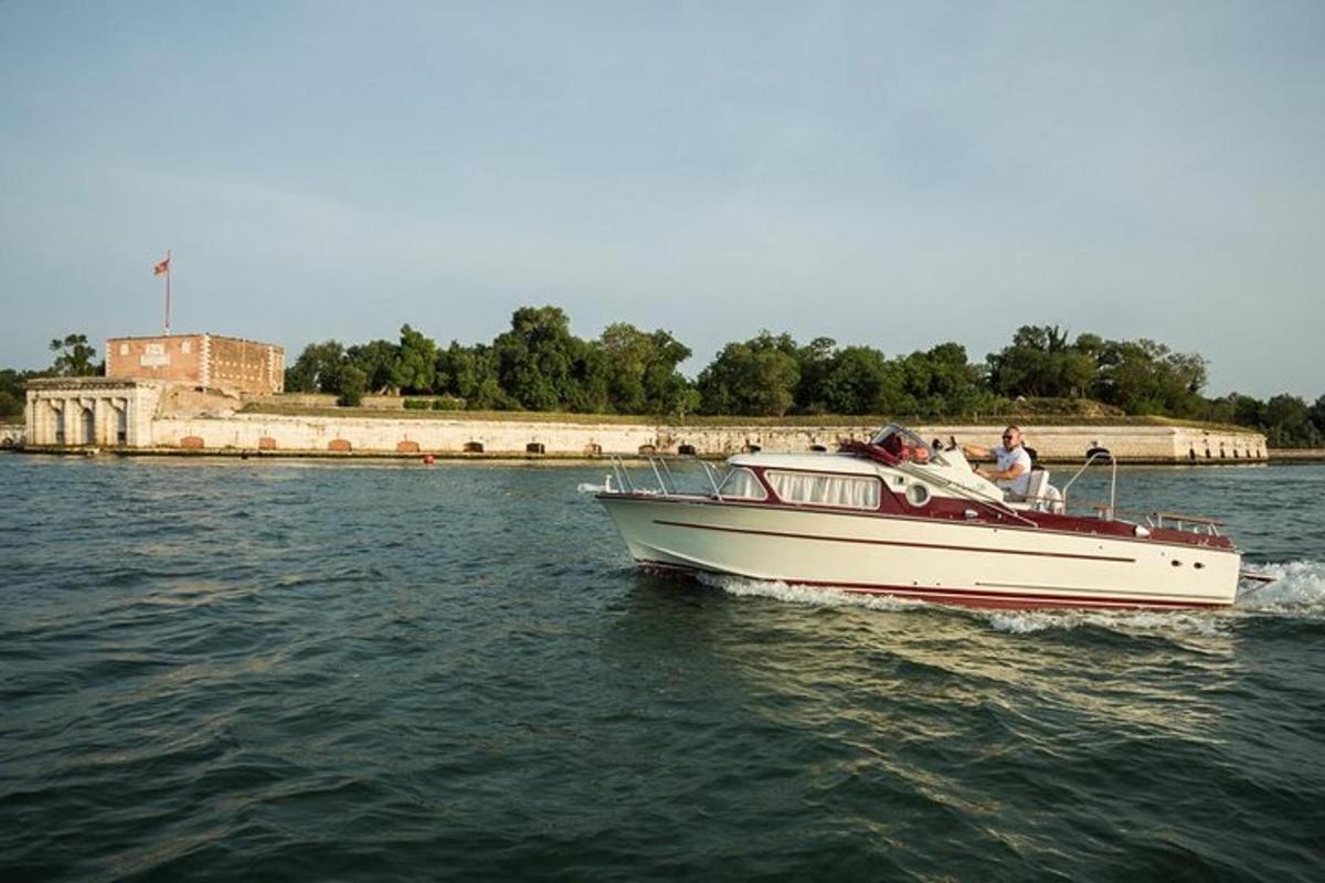 una barca bianca in acqua con persone a bordo