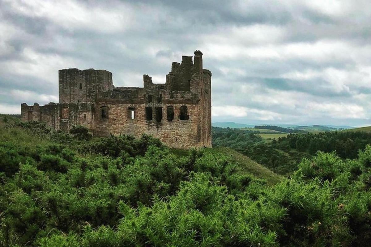 un vecchio castello situato in cima a una collina