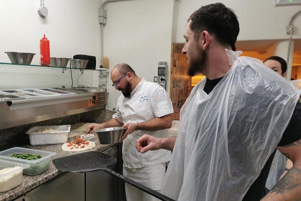 un gruppo di uomini in cucina che preparano il cibo