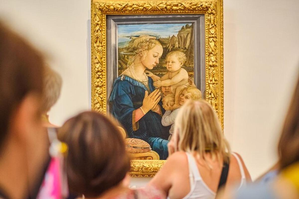 as pessoas estão olhando para uma pintura em um museu