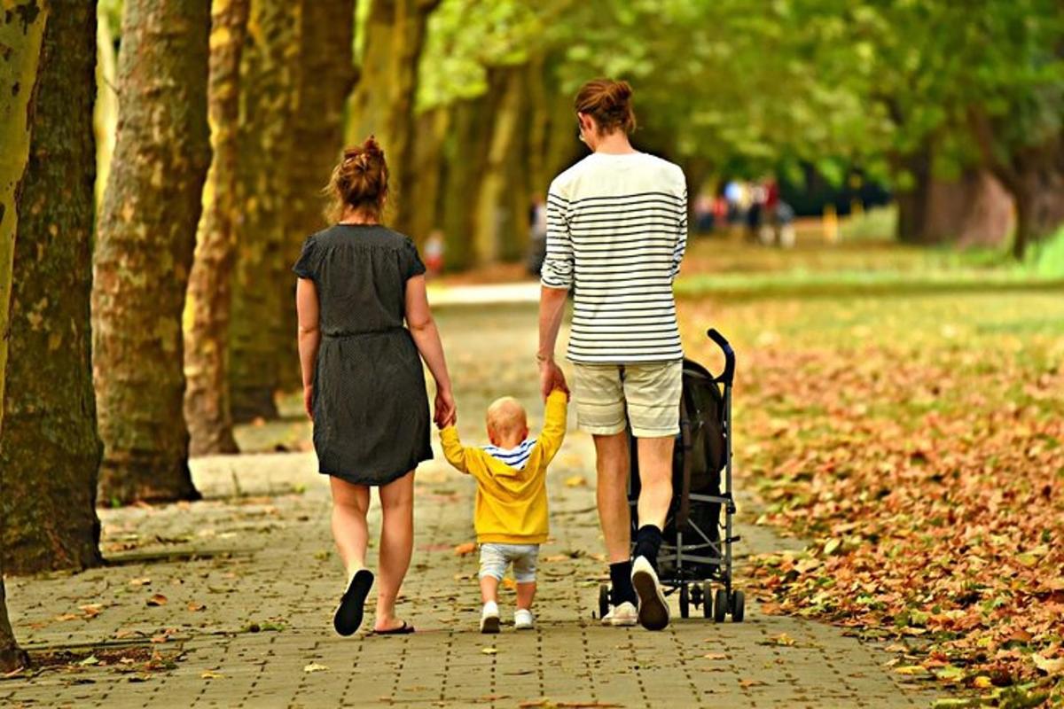 una mujer y una mujer caminando con un bebé en un cochecito