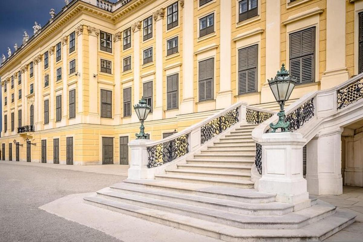 Un gran edificio amarillo con escaleras al frente.