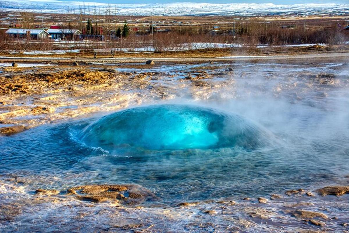 kolam air biru di padang dengan salji