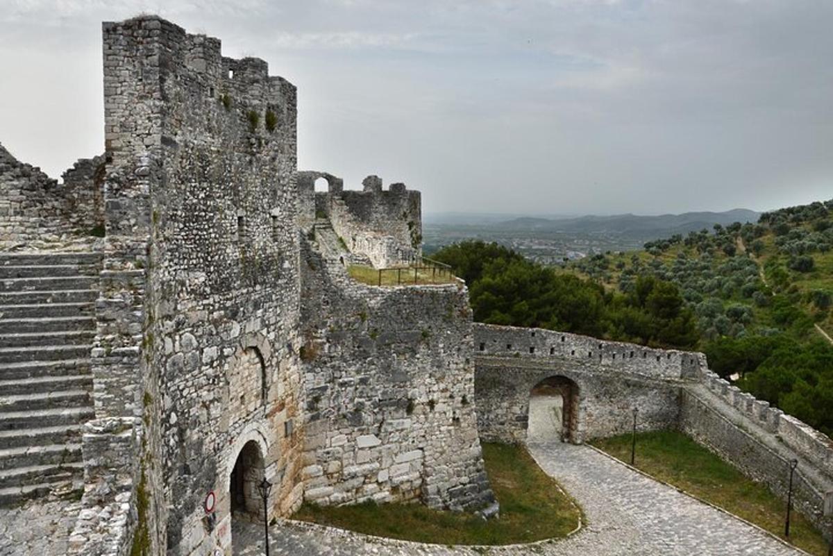 starý hrad s kopou schodov a budovou
