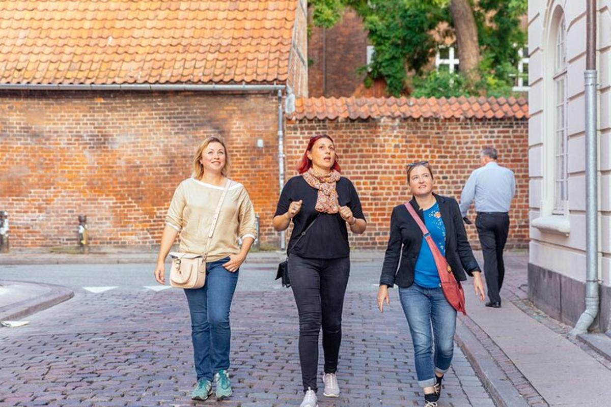 un grup de tres dones caminant per un carrer