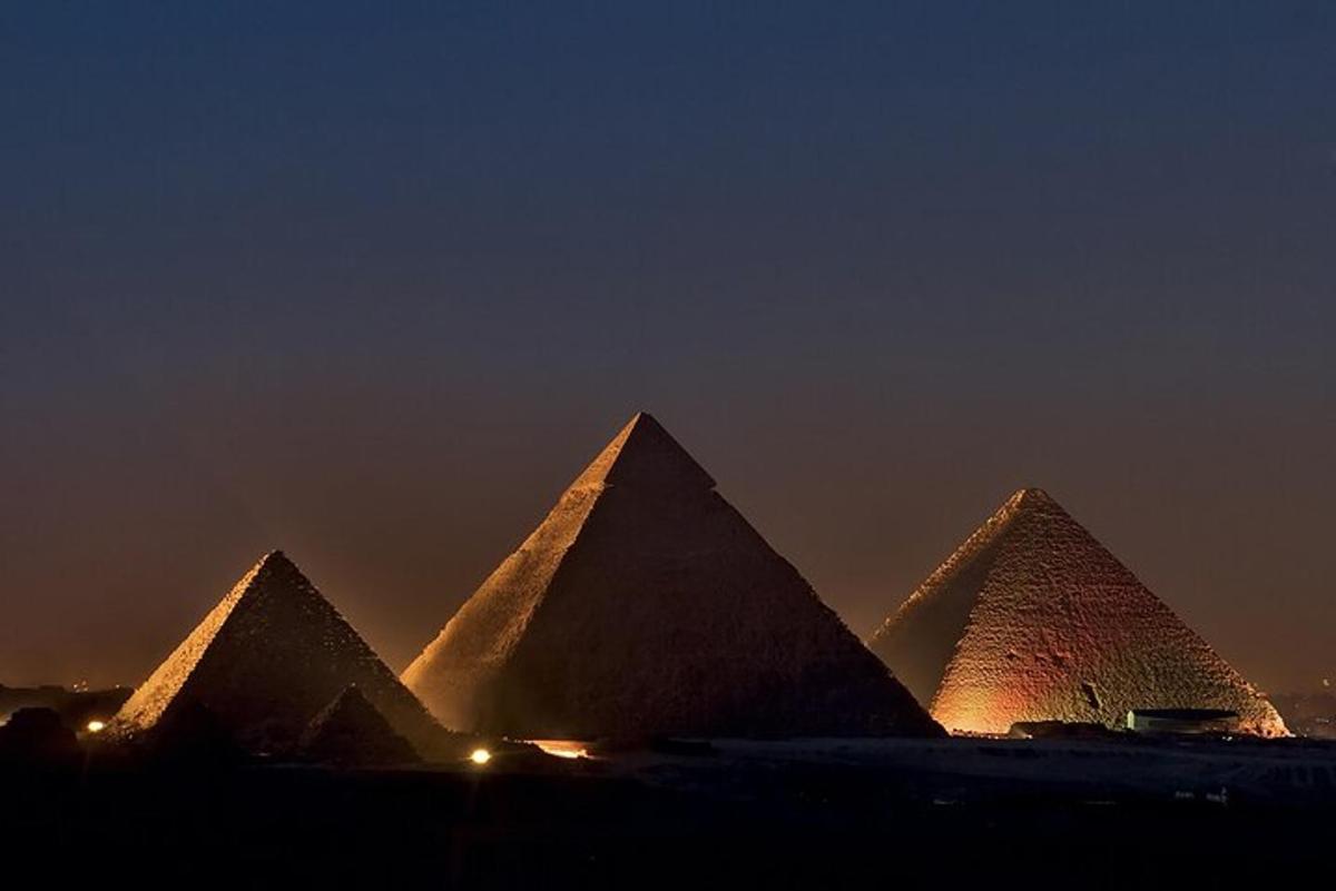 Skupina pyramid je v noci osvětlena