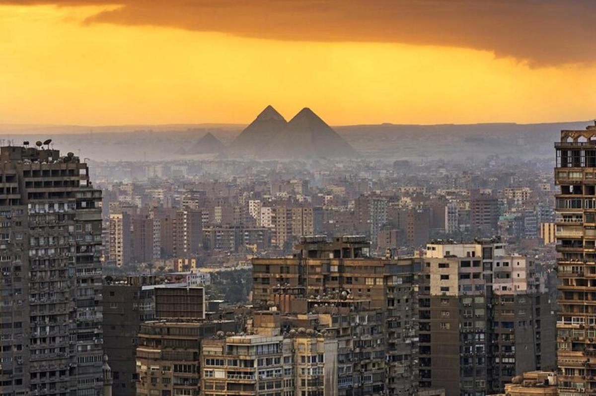 pohled na pyramidy z města s budovami