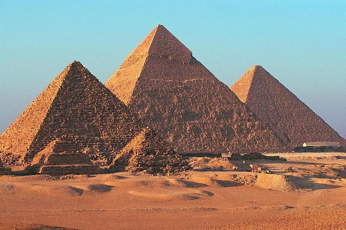 un gruppo di piramidi situate nel deserto