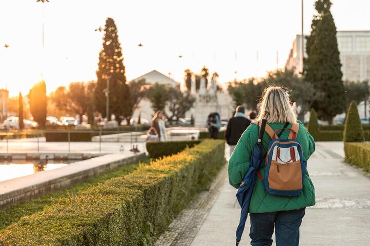 Μια γυναίκα με σακίδιο πλάτης περπατάει σε ένα πεζοδρόμιο