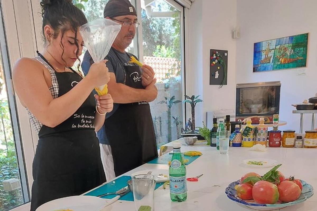 Ein Mann und eine Frau stehen in einer Küche und bereiten Essen vor