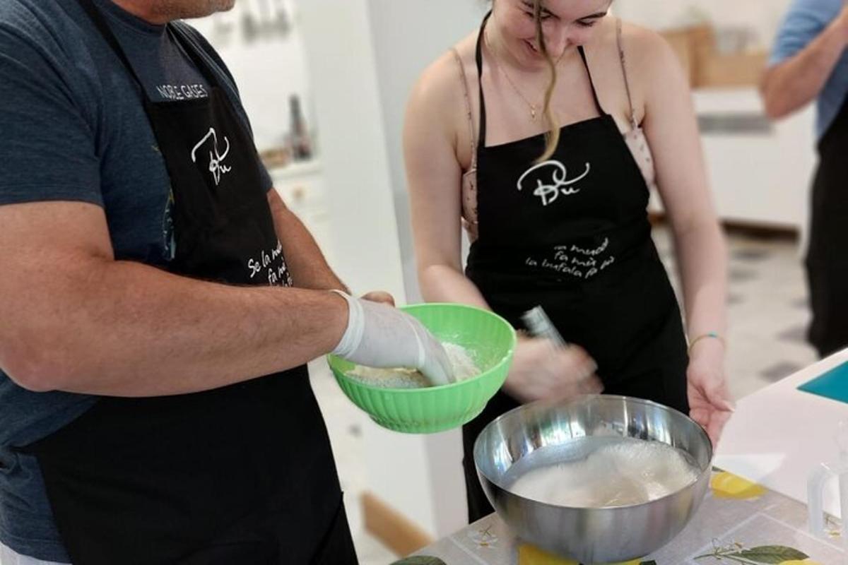 Ein Mann und eine Frau in einer Küche bereiten Essen zu