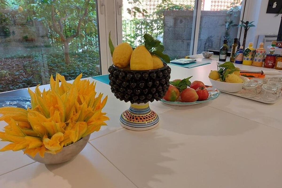 drei Schalen mit Obst auf einem Tisch