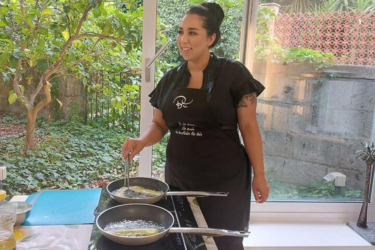 kobieta gotująca jedzenie na patelni na grillu