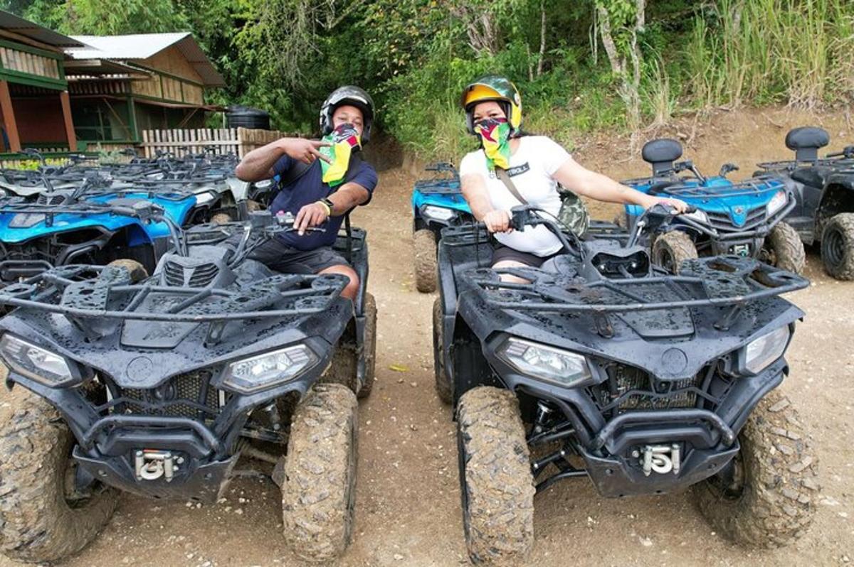 dalawang lalaking nakaupo sa mga atv sa isang maruming kalsada