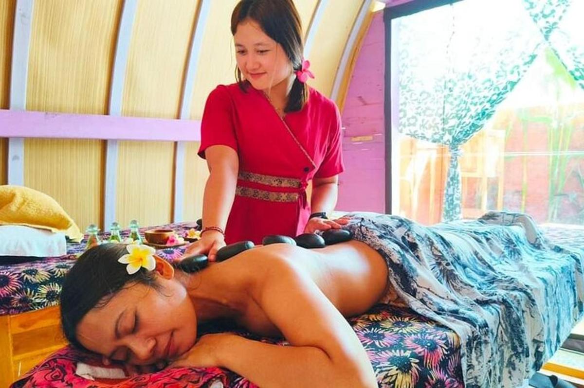 una donna che fa un massaggio a una giovane donna