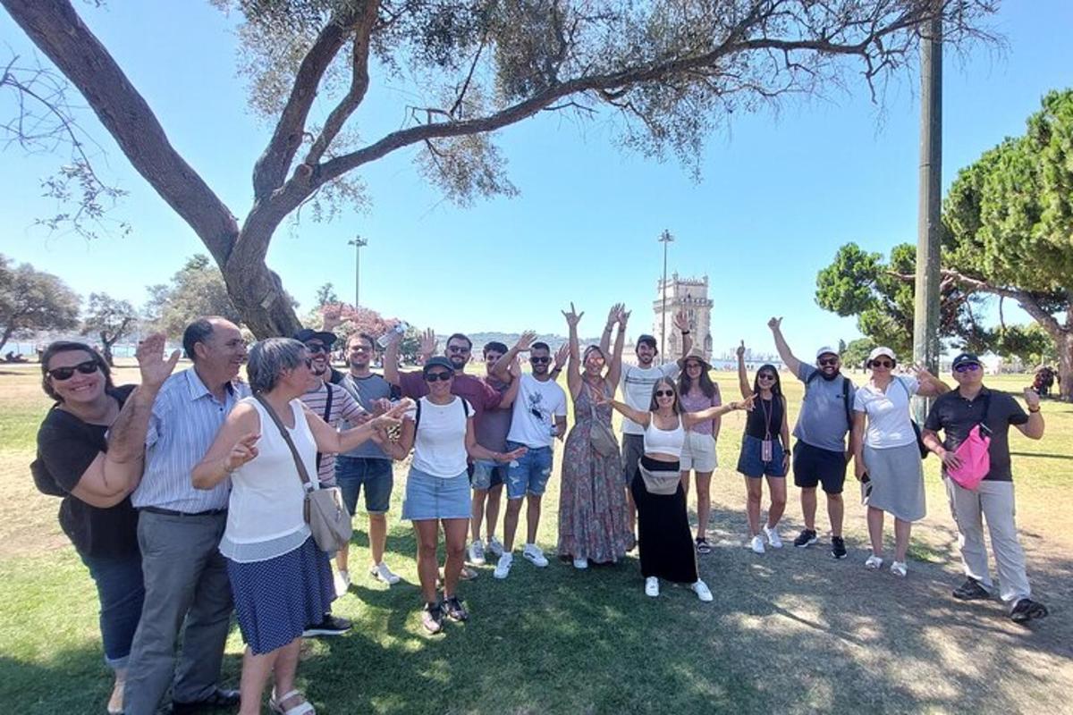 μια ομάδα ανθρώπων που στέκονται σε ένα πάρκο