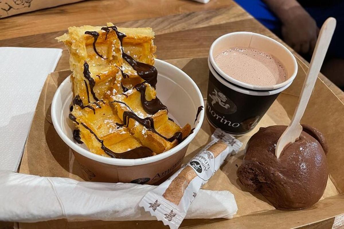 un piatto di cibo con un dessert e una tazza di caffè
