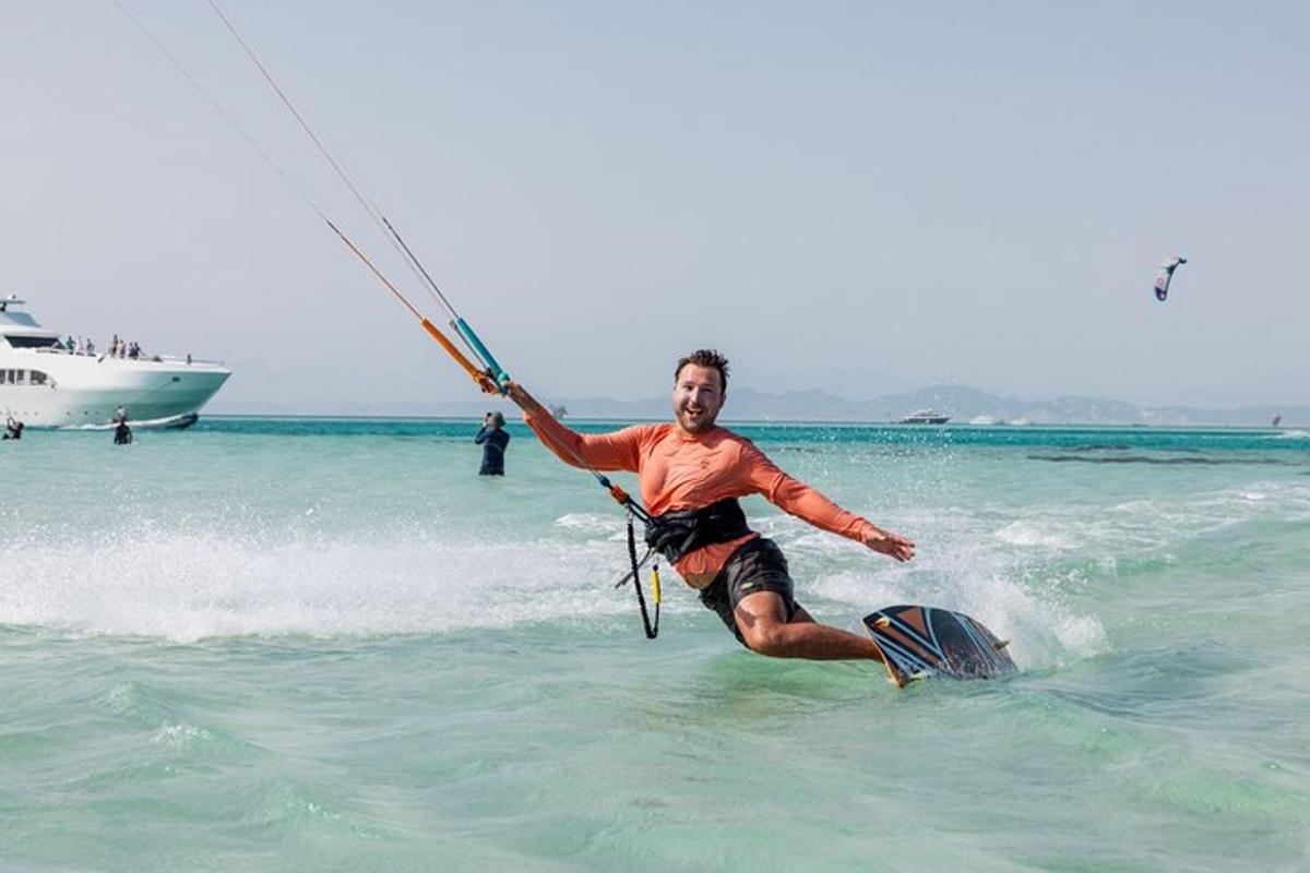 un uomo su una tavola da surf in acqua