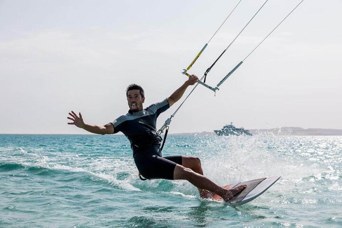 un uomo è su una tavola da surf in acqua