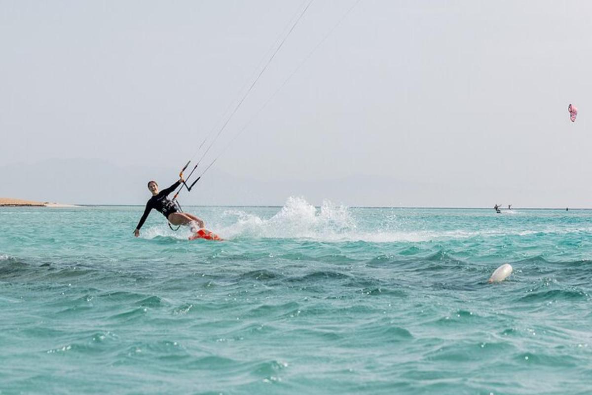un uomo su una tavola da surf in acqua