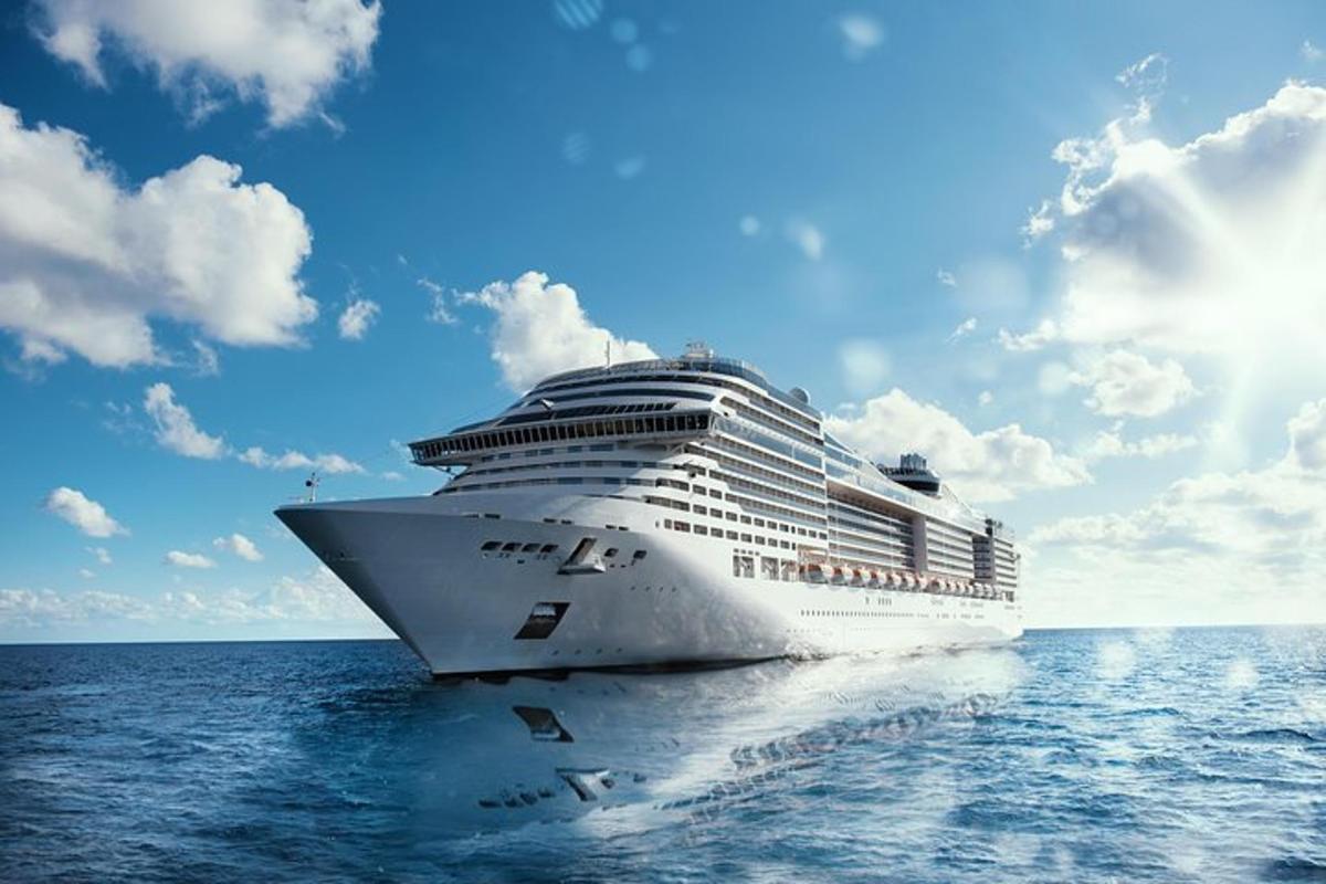 una nave da crociera nell'oceano sotto un cielo nuvoloso