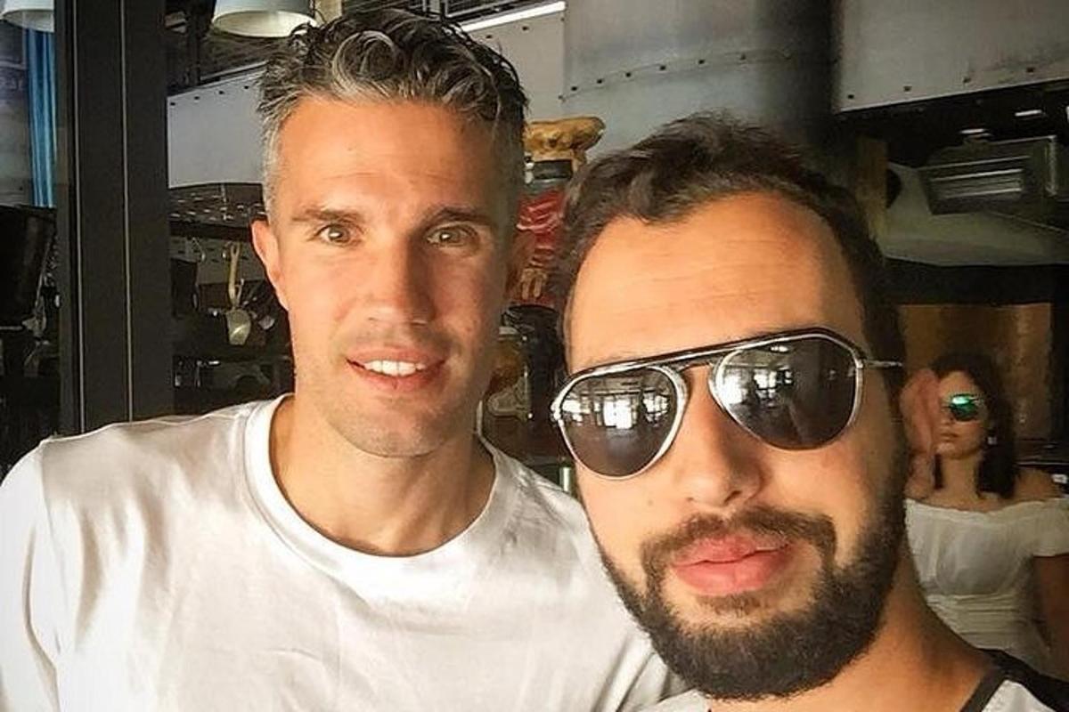 dva muži stojící vedle sebe se slunečními brýlemi