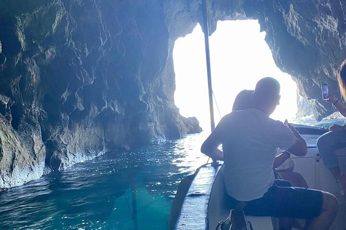 un uomo e una donna a bordo di una barca in una grotta