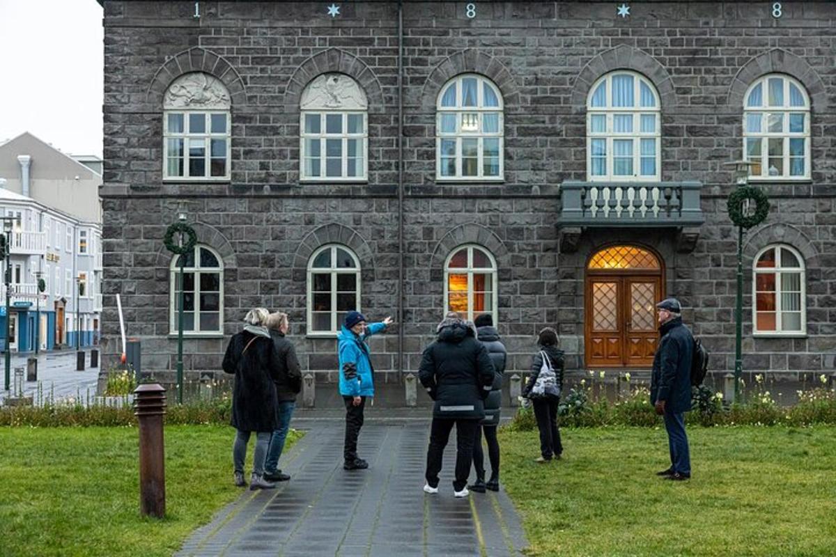 Un grupo de personas de pie frente a un edificio de piedra.