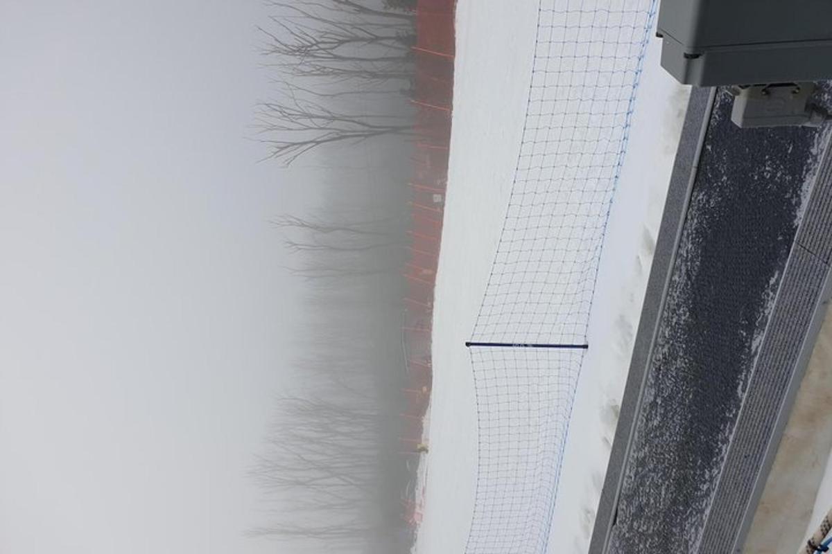 en luftfoto av en bygning i snøen