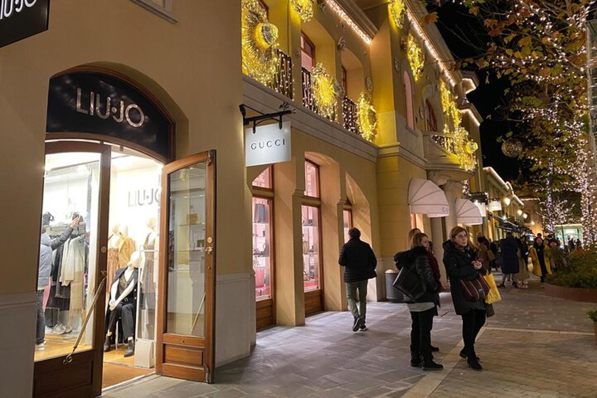 skupina lidí jdoucích po nákupní ulici