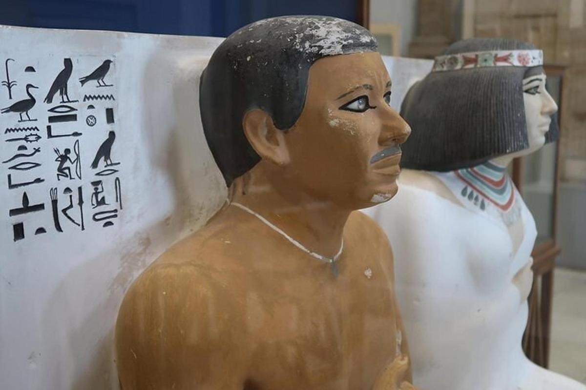eine Statue eines Mannes und eine Statue einer Frau