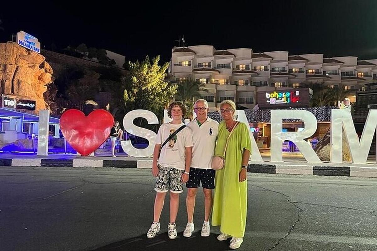 kolmest mehest koosnev grupp seisab sildi ees