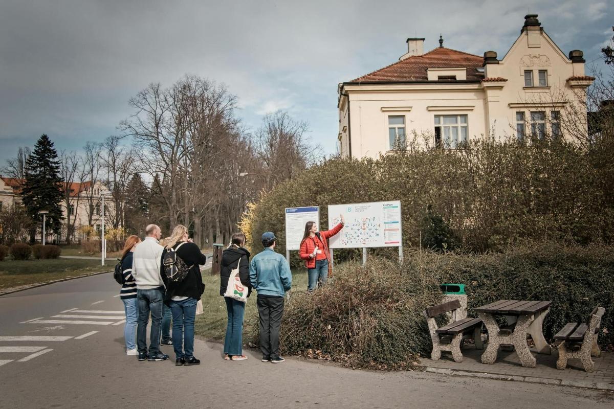 cilvēku grupa, kas stāv ceļa malā