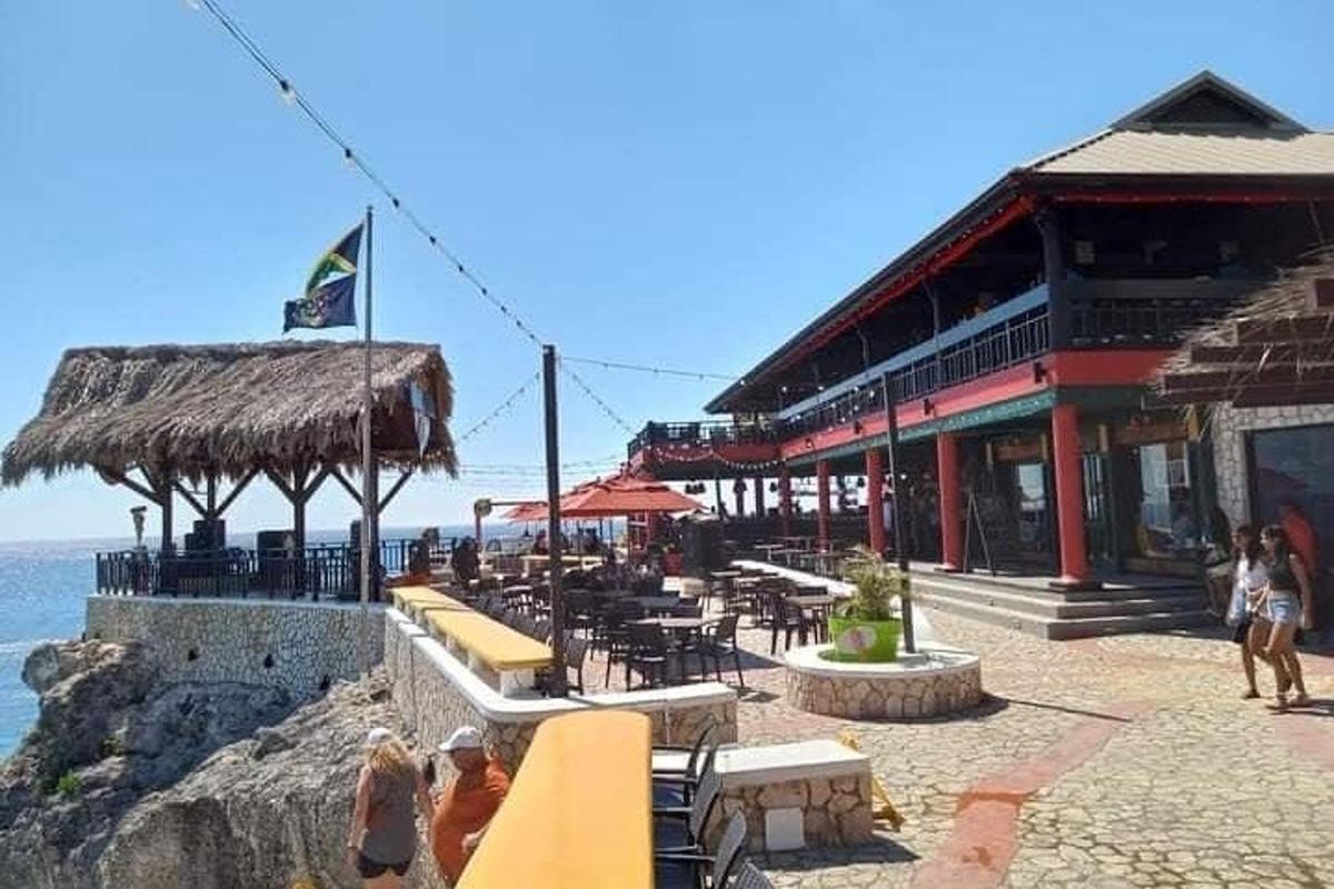 restoran laudade, toolide ja ookeaniga