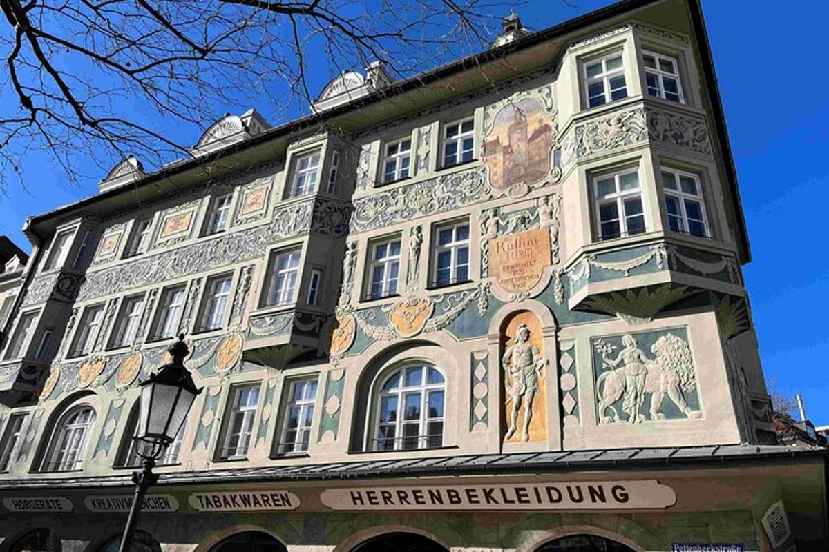 un grande edificio con dipinti sui lati