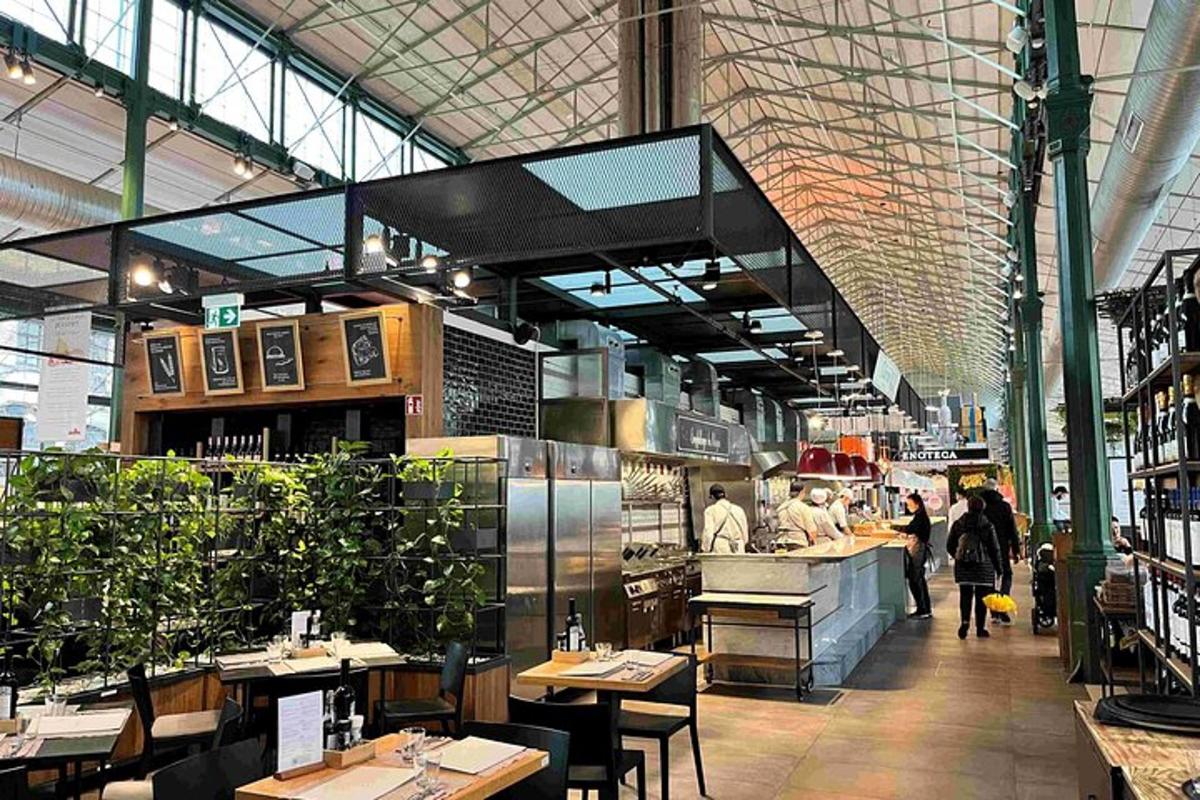 un restaurant amb taules i gent en un edifici