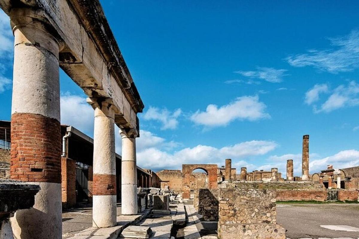 una vista delle rovine di un edificio con colonne