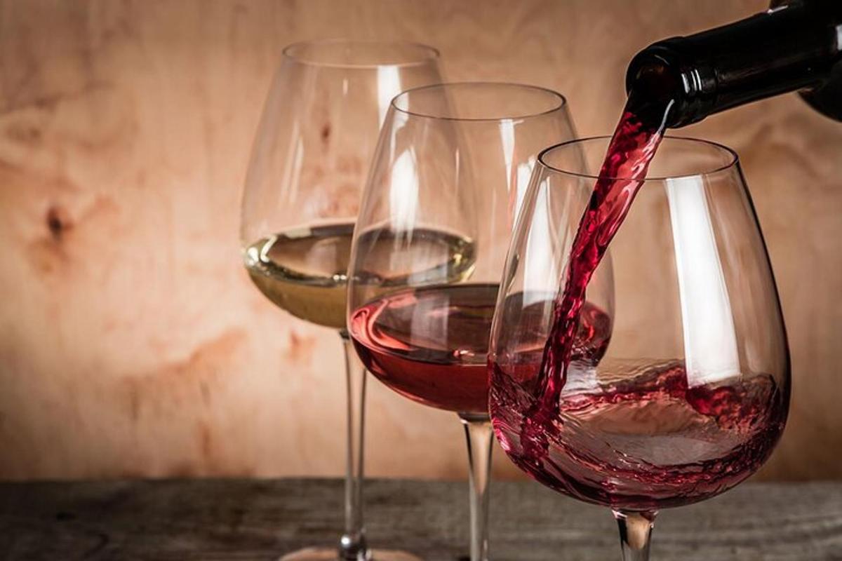 vengono versati due bicchieri di vino rosso