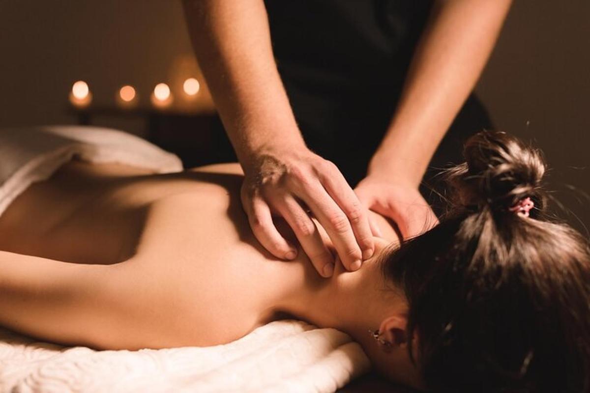 uma mulher recebendo uma massagem nas costas de um terapeuta