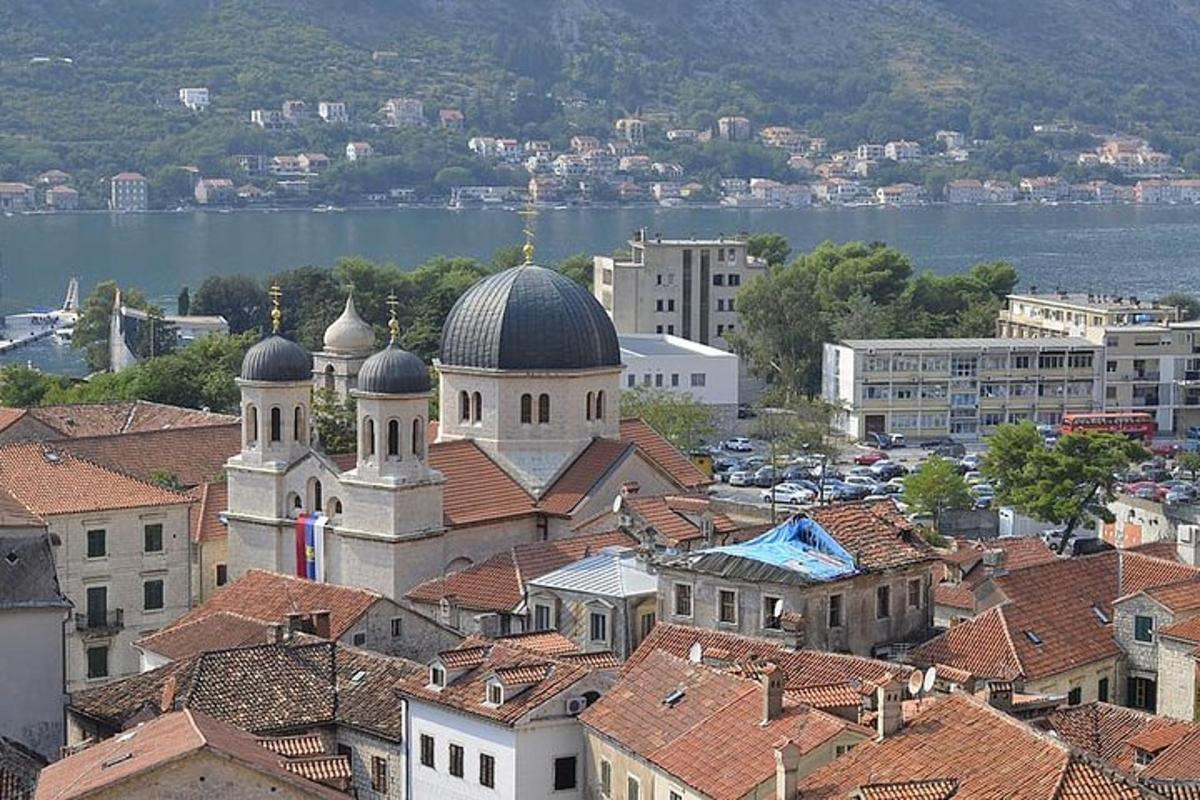 μια άποψη μιας πόλης με κτίρια και τζαμιά