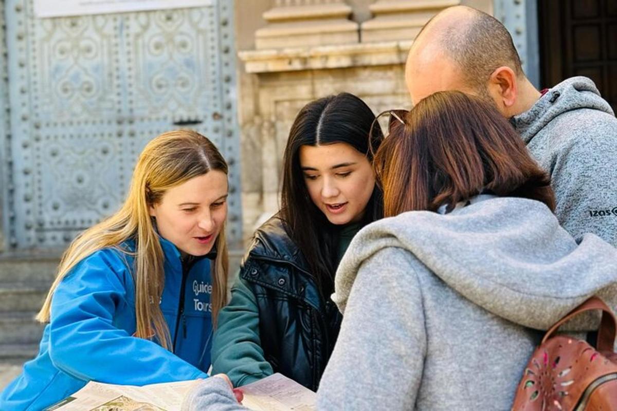 un grupo de personas mirando un mapa