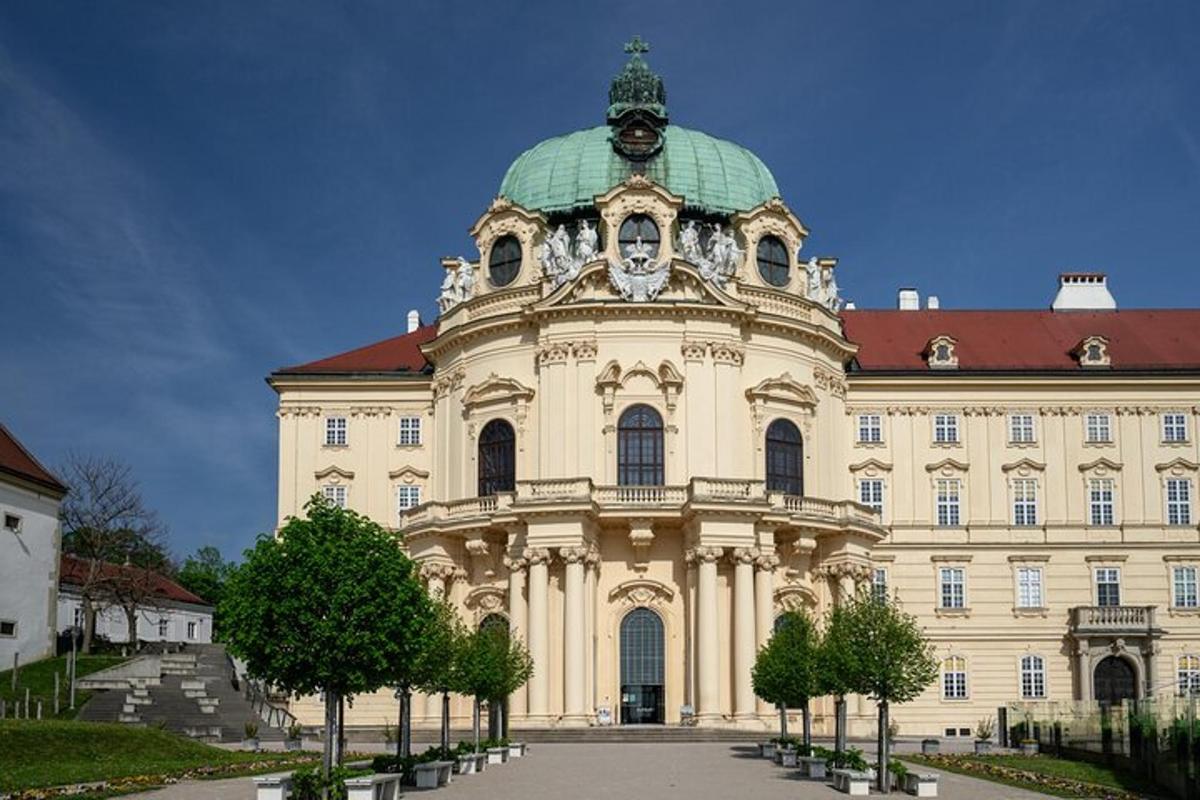 un grande edificio color marrone chiaro con un tetto verde