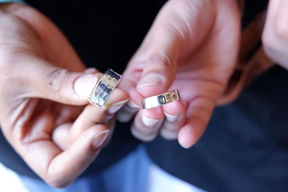 seseorang yang memegang dua cincin di tangan mereka