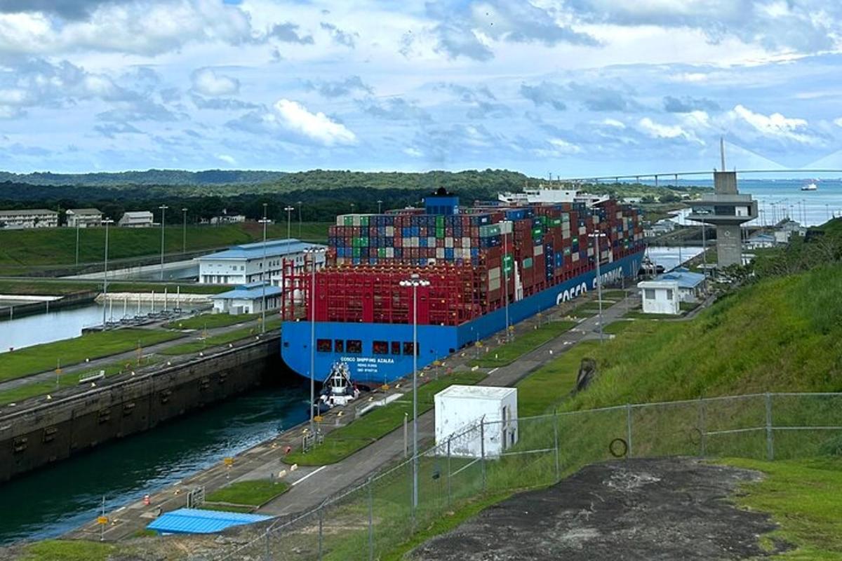 sebuah kapal kontena besar berlabuh di sungai