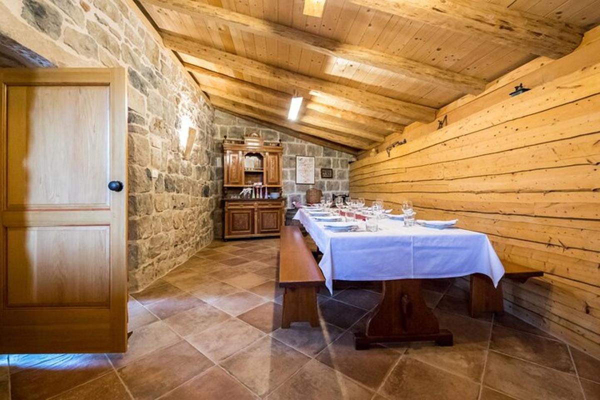 un menjador amb una taula en una habitació de fusta