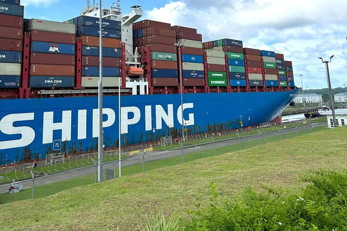 sebuah kapal kontena besar yang duduk di tepi jalan