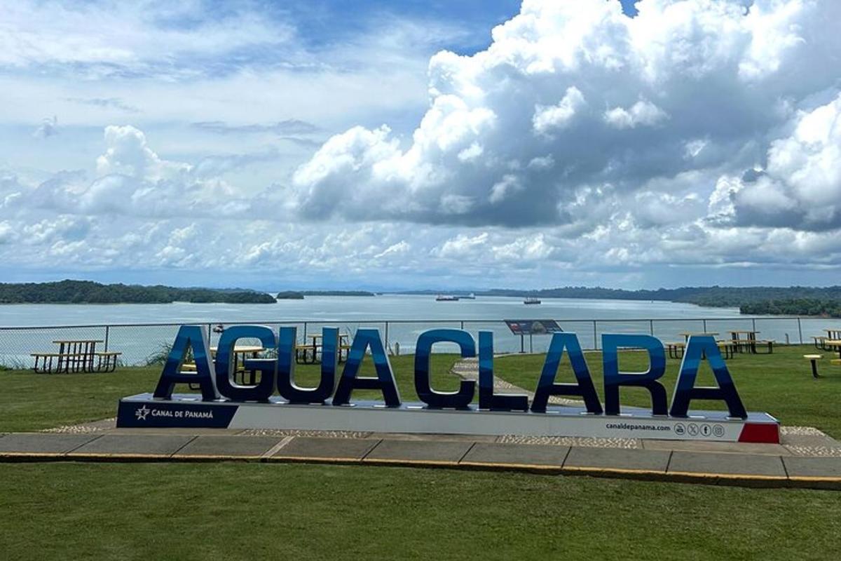 sebuah bangunan dengan perkataan akagiara di atasnya