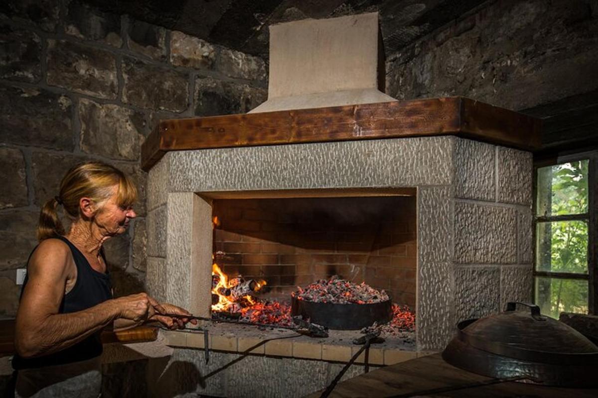 una dona dreta davant d'una llar de foc