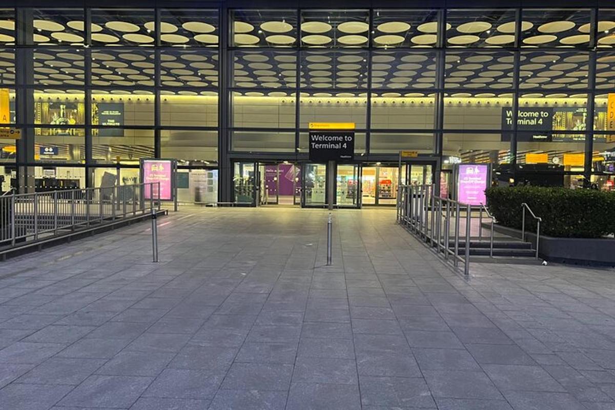una hall vuota di un aeroporto con un grande edificio